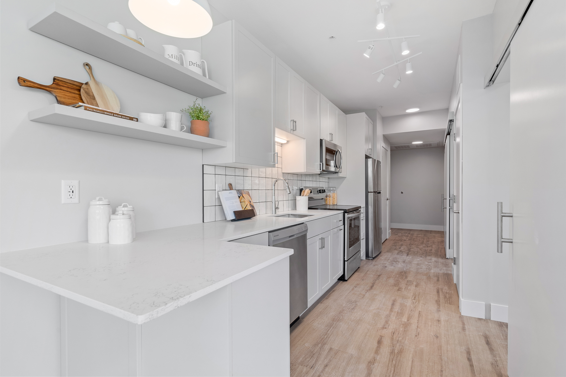 470 Lexington Pkwy S Web-3